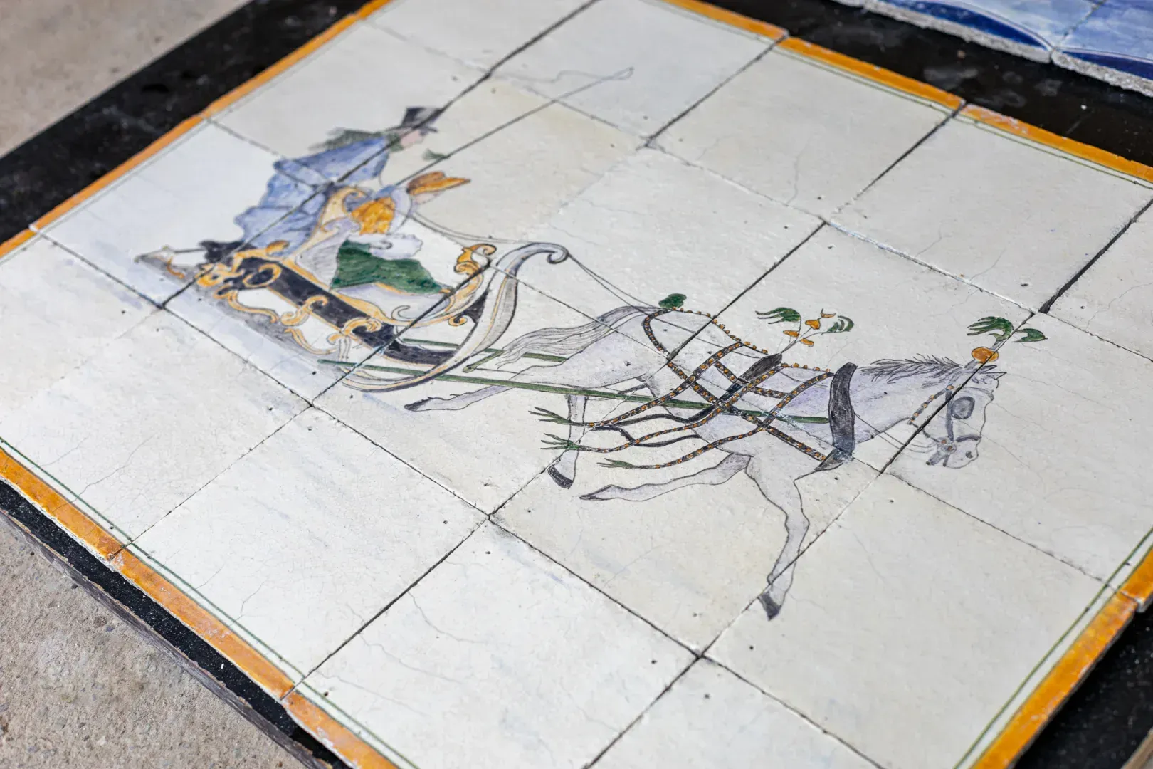 Panneau ancien de carreaux peints à la main avec marques de cuisson, 13 x 13, représentant un cheval et une charrette