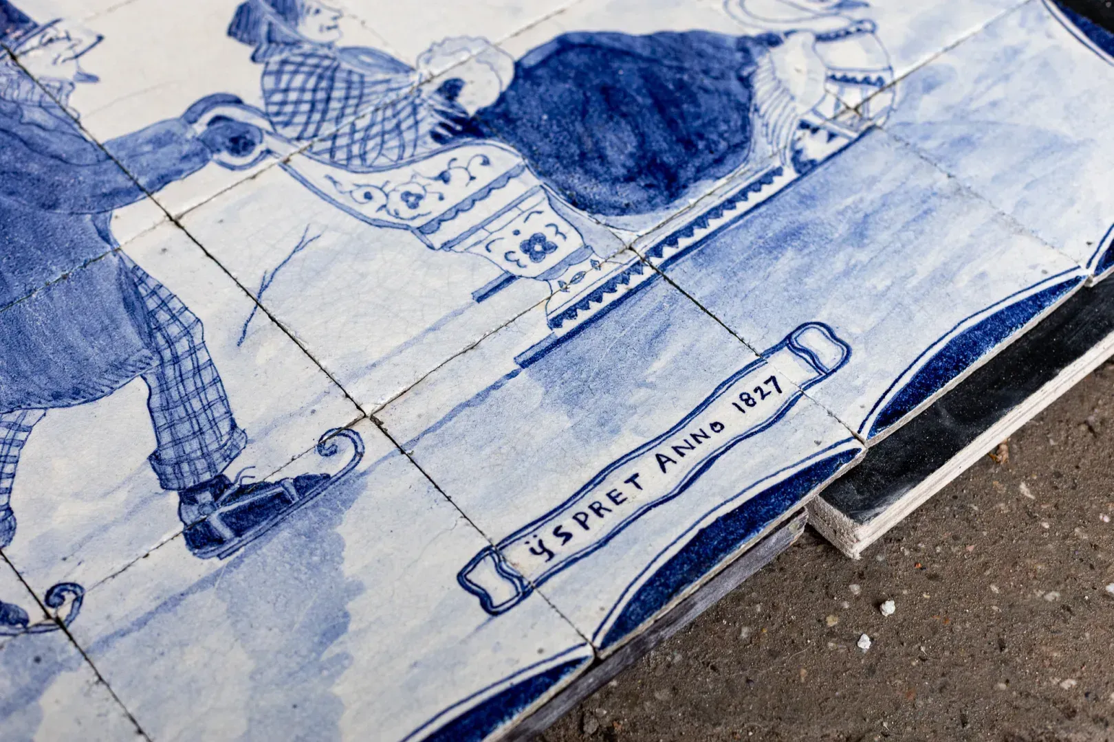 Panneau de carreaux ancien représentant des jeux d'hiver avec un traîneau