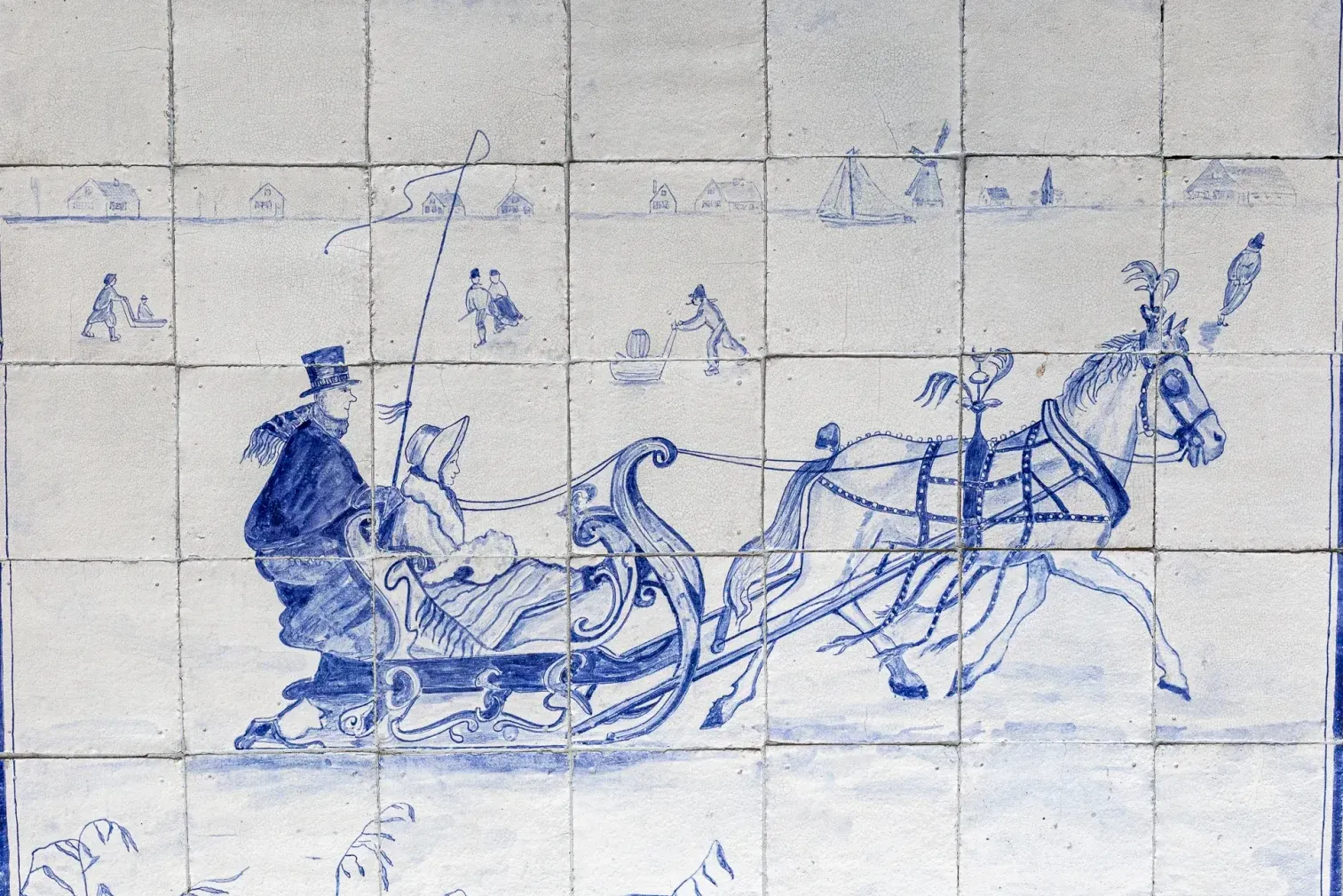 Panneau ancien bleu de Delft composé de 35 carreaux, représentant un cheval et un traîneau