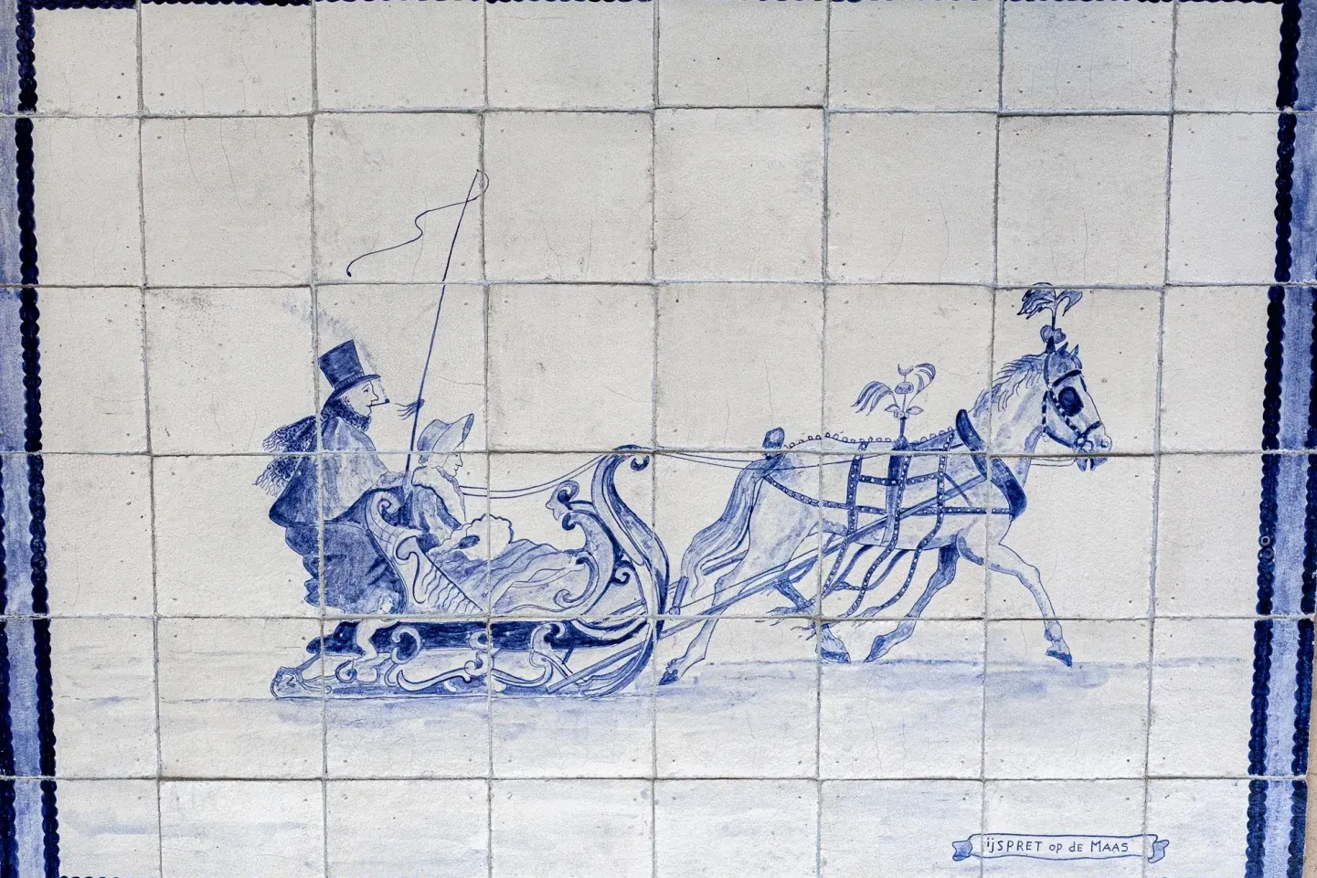 Panneau ancien bleu de Delft représentant des jeux d'hiver sur la Meuse