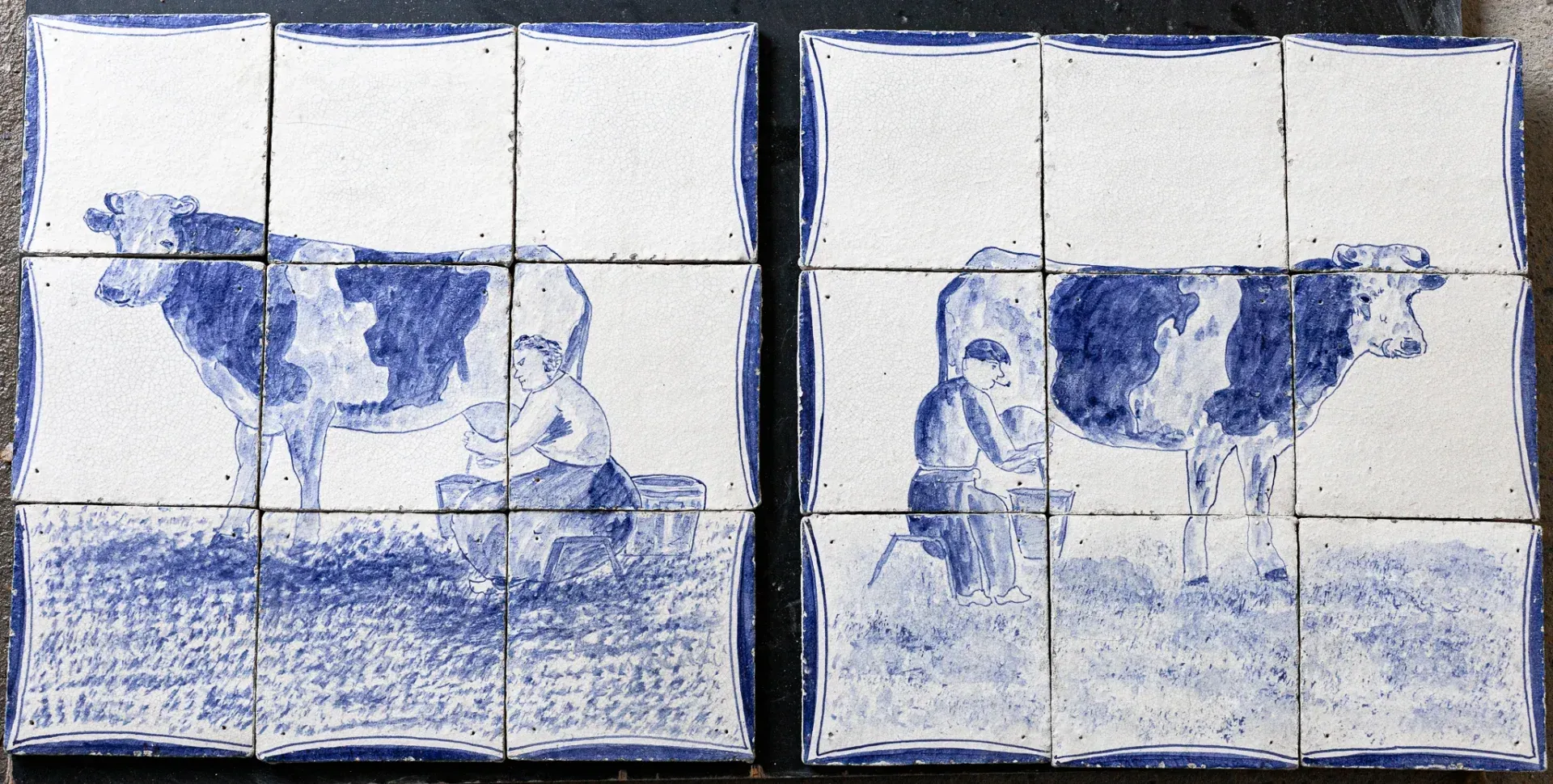 Panneaux anciens bleu de Delft représentant un fermier et une fermière à la traite