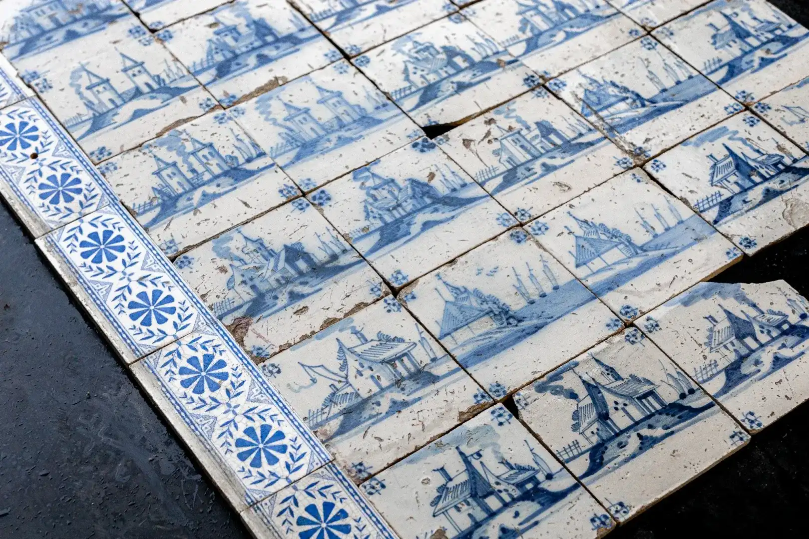 Antieke Decoratieve Randtegels Verwerkt Om Een Antiek Delftsblauw Plateau