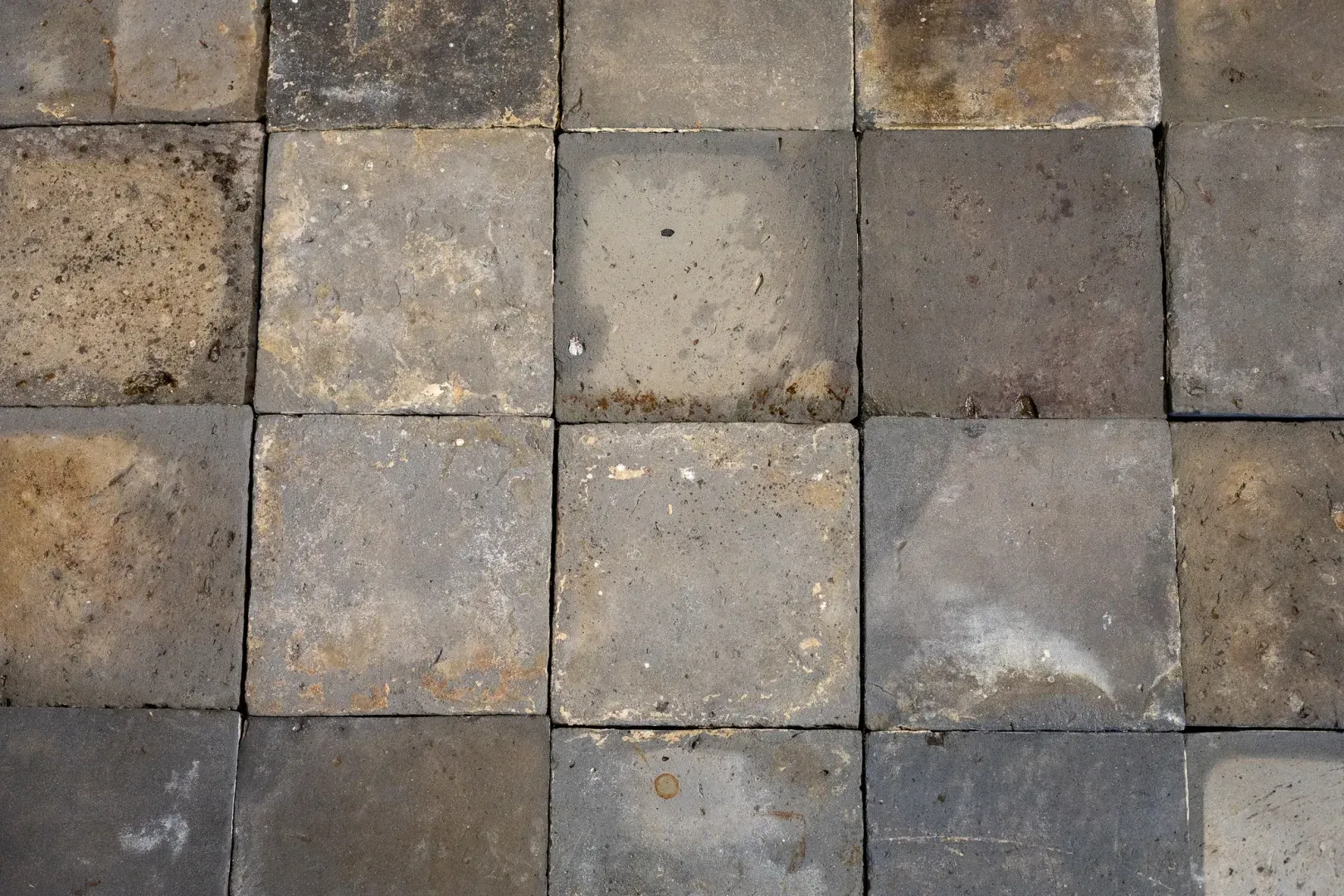 Carreaux de sol anciens gris à cuisson réductrice