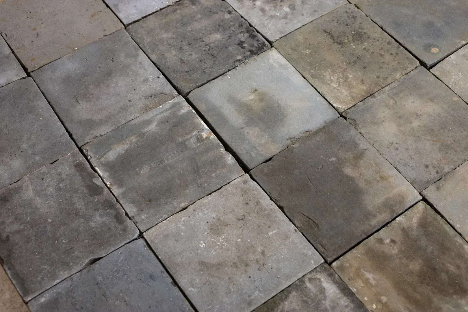 Carreaux de sol anciens gris