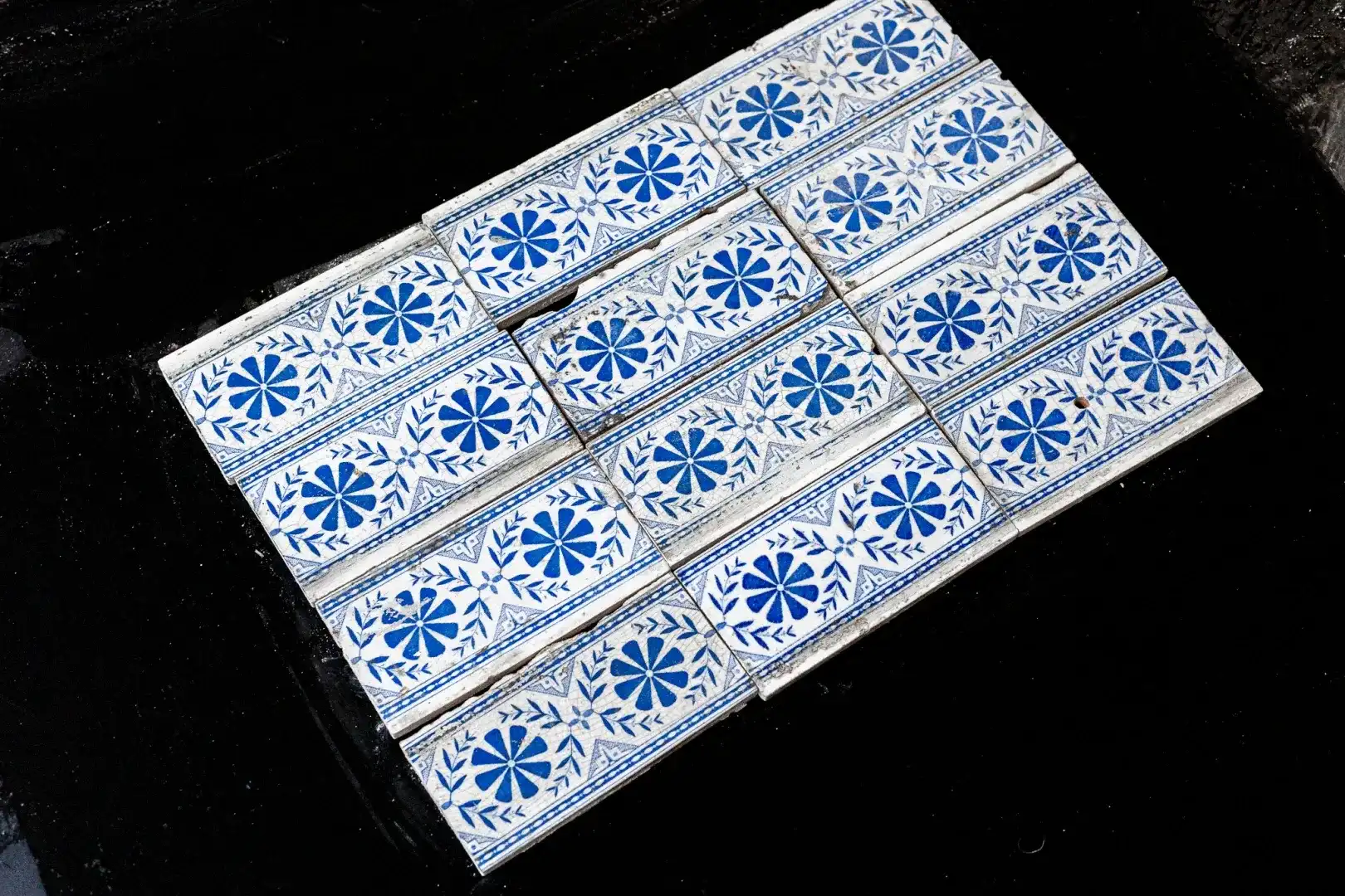 Antieke Handvorm Plintstukken Met Bloemschildering