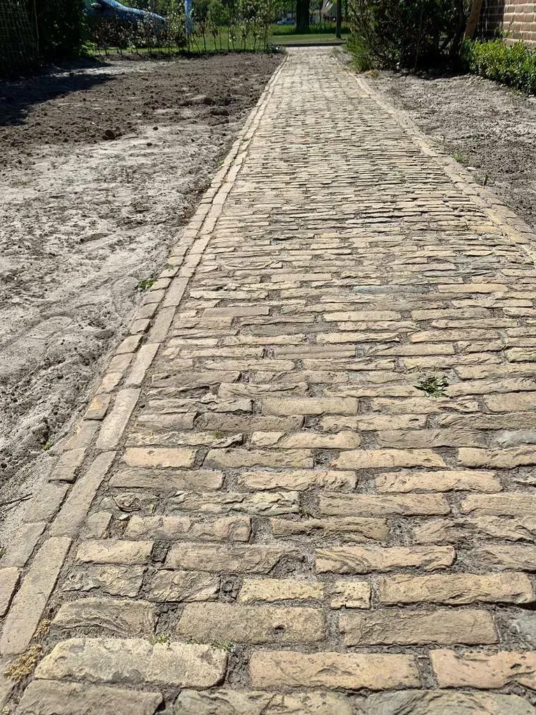 Weg aus antiken IJsselziegeln