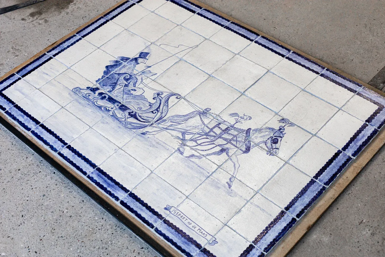 Antique Delft-blue painting of a horse with a sleigh