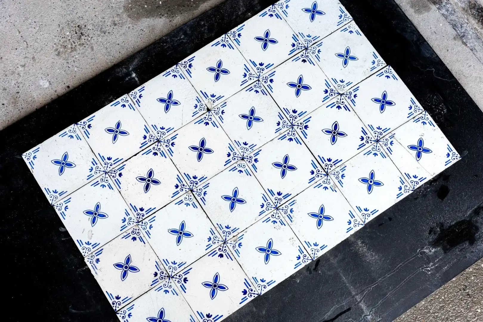 Antieke Wandtegel Met Blauwe Bloem