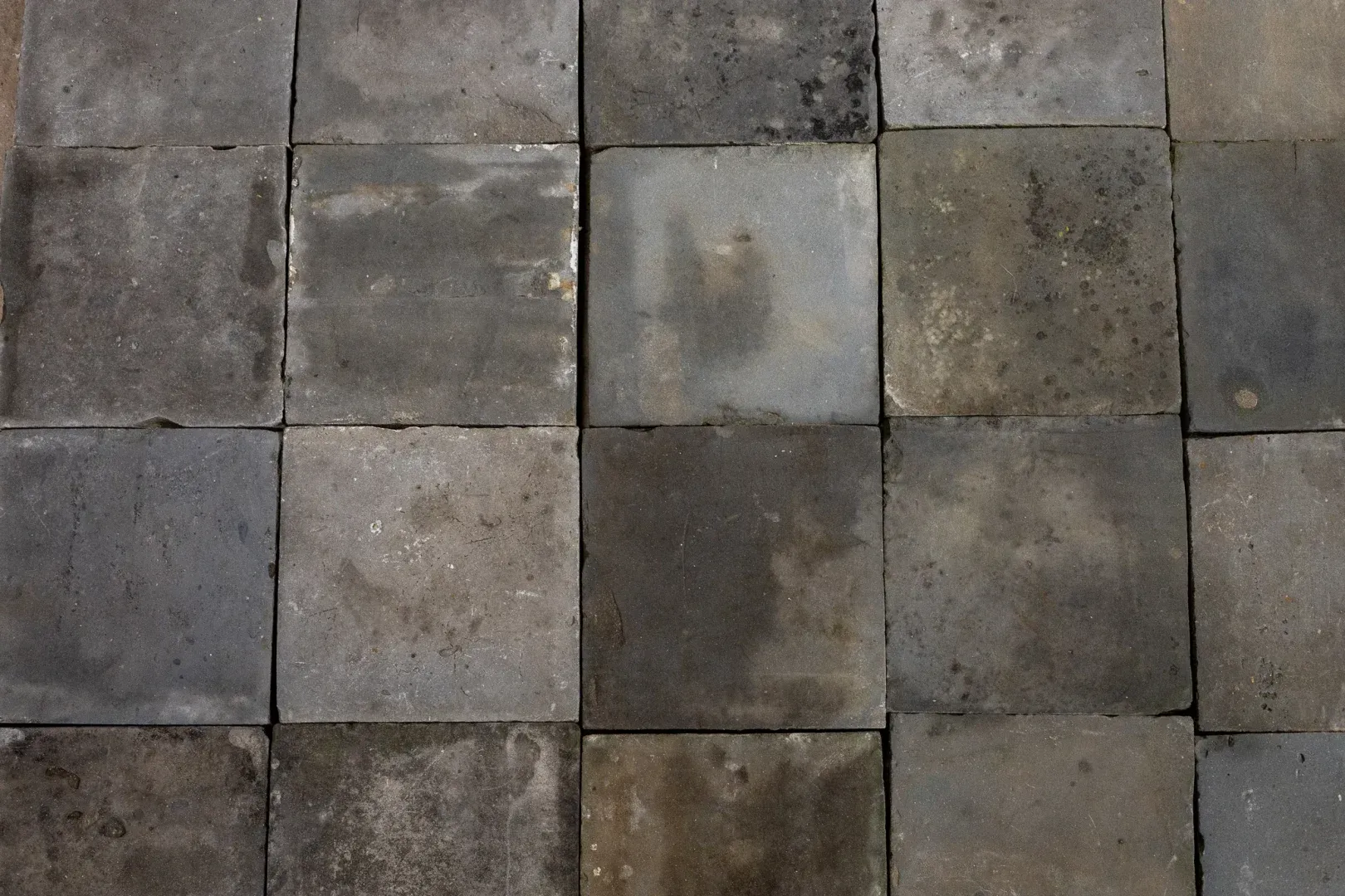 Carreaux de sol gris authentiques
