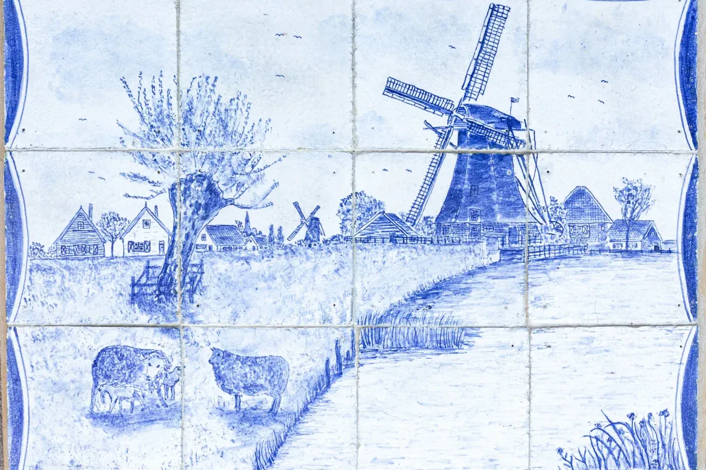 Panneau bleu de Delft en carreaux représentant un paysage