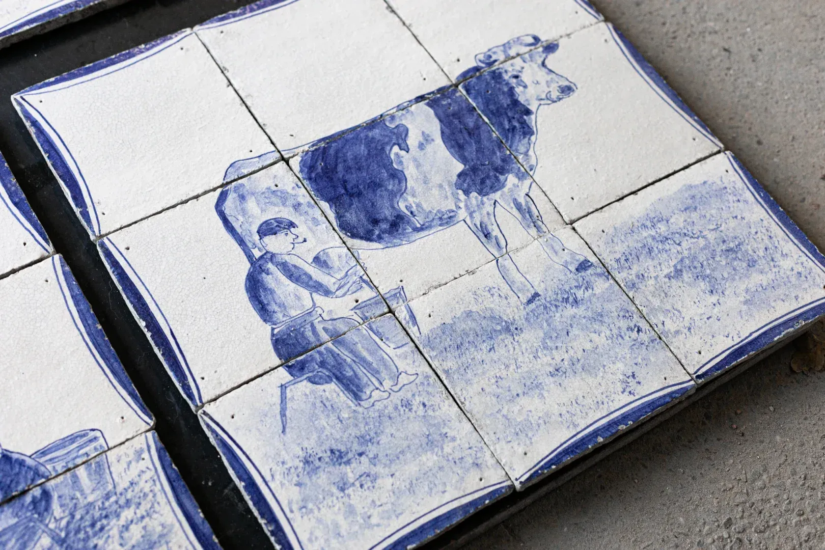 Carreaux muraux anciens bleu de Delft représentant un fermier à la traite