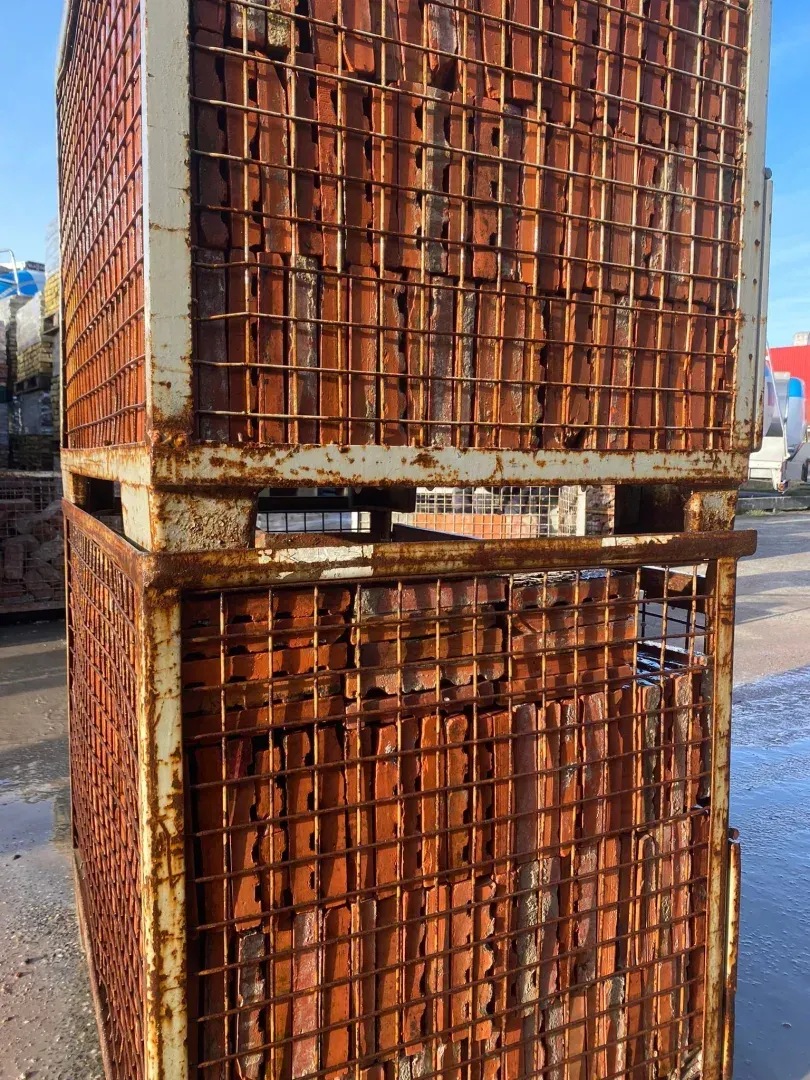 Carreaux de sol anciens rouges rainurés