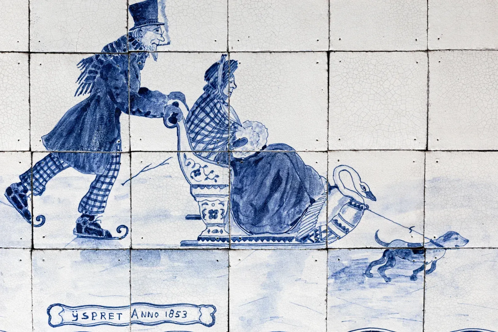 Panneau hollandais traditionnel bleu de Delft représentant un homme avec un traîneau