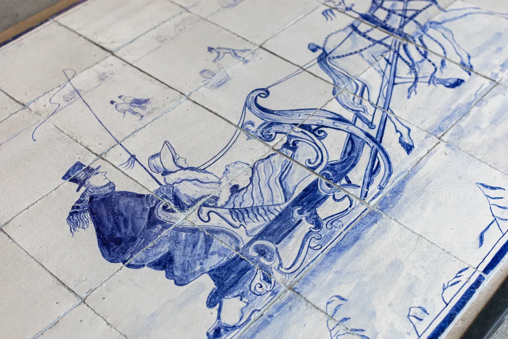 Panneau ancien hollandais de carreaux représentant un cheval et une charrette
