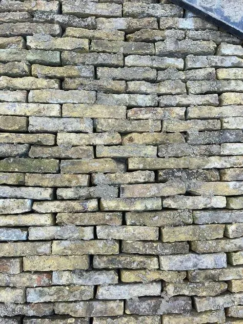 Authentische alte gelbe Ziegel