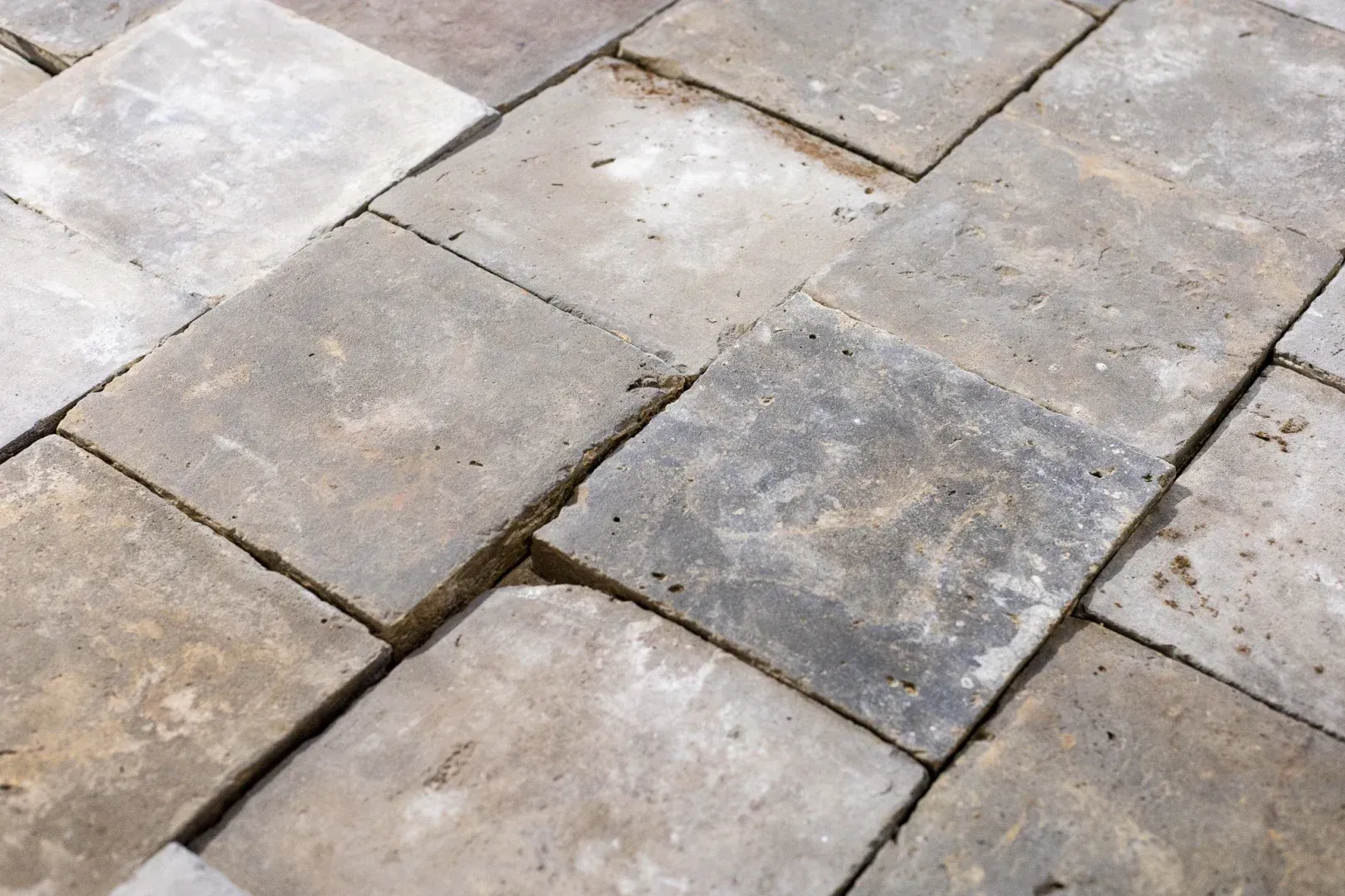 Carreaux de sol anciens moulés à la main, à cuisson réductrice et débarrassés de leur mortier
