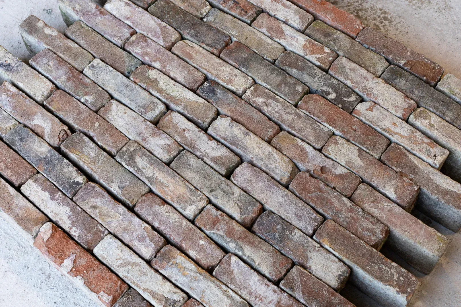 Old Waal-size bricks cleaned of mortar