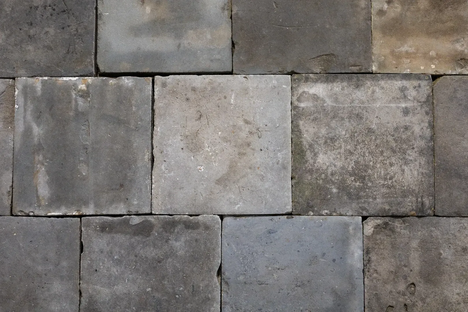 Carreaux anciens gris en terre cuite