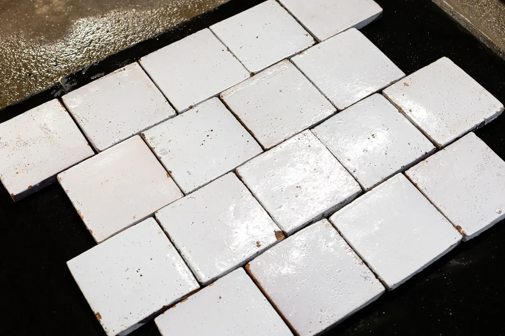 Carreaux anciens en terre cuite émaillée