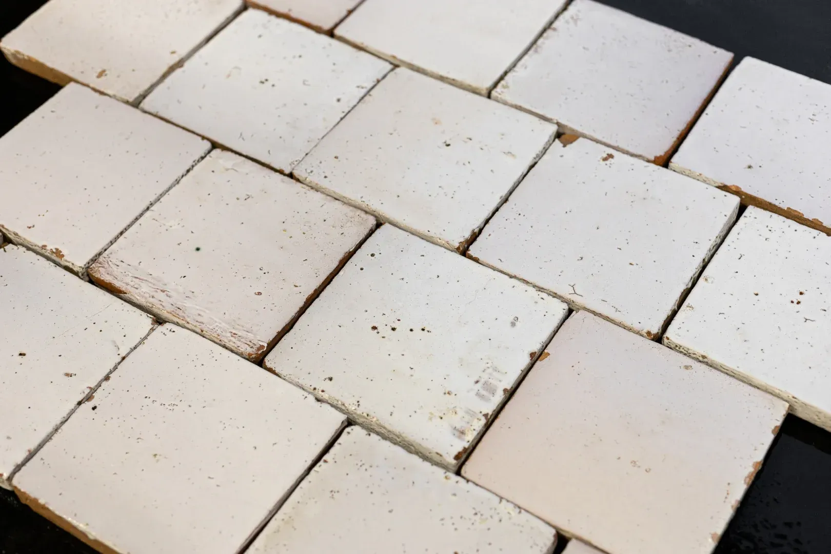 Carreaux anciens en terre cuite émaillée