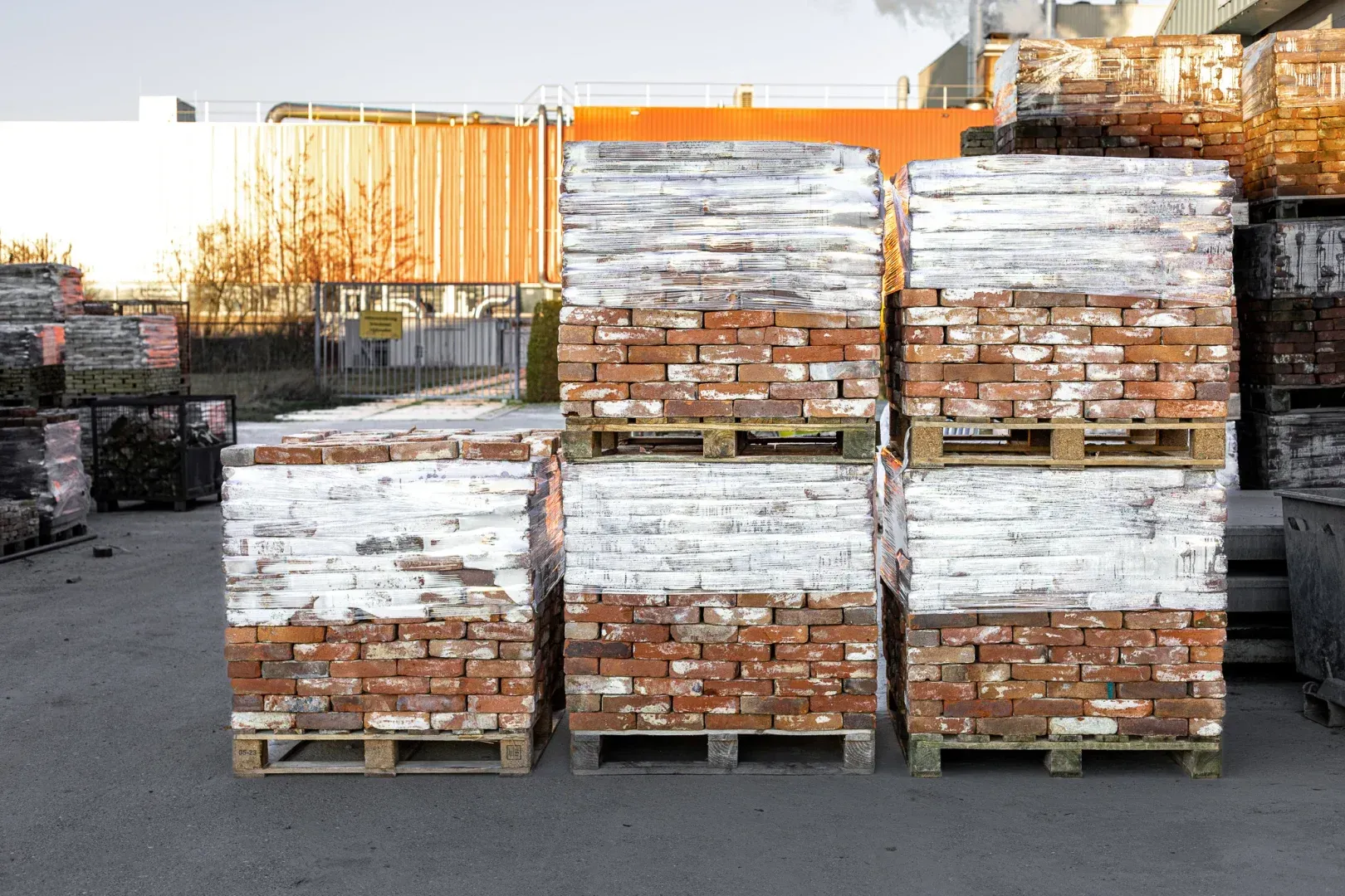 Batch of antique red nuanced bricks