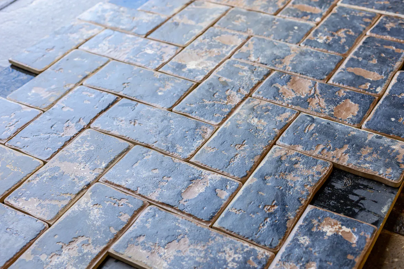 Carreaux de sol bleus en terre cuite