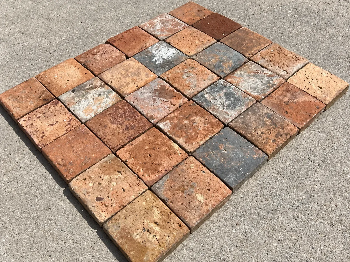Alte französische Bodenfliesen mit Lachsnuance, 16 x 16