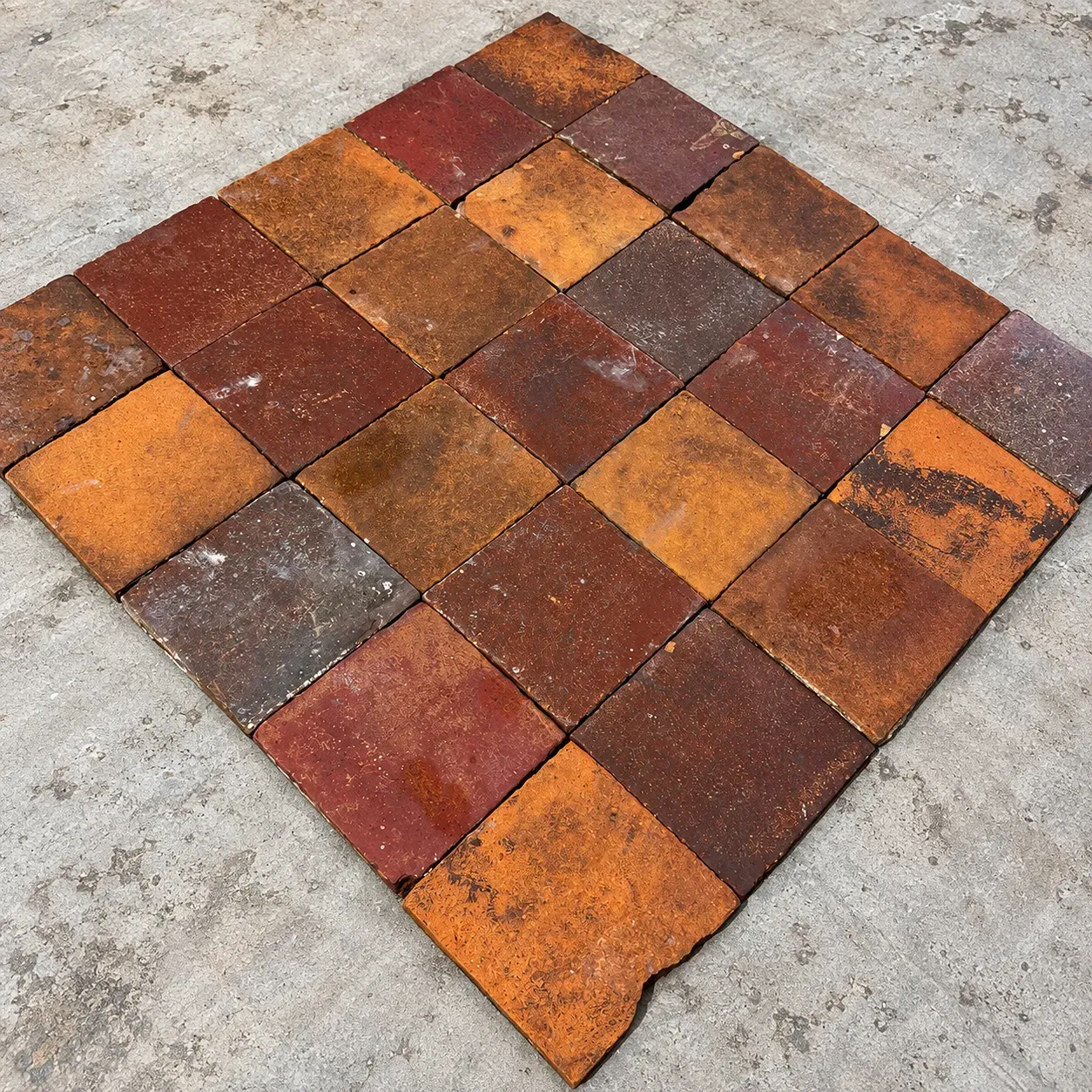 Alte französische Bodenfliesen mit roter Nuance, 20.5x20.5