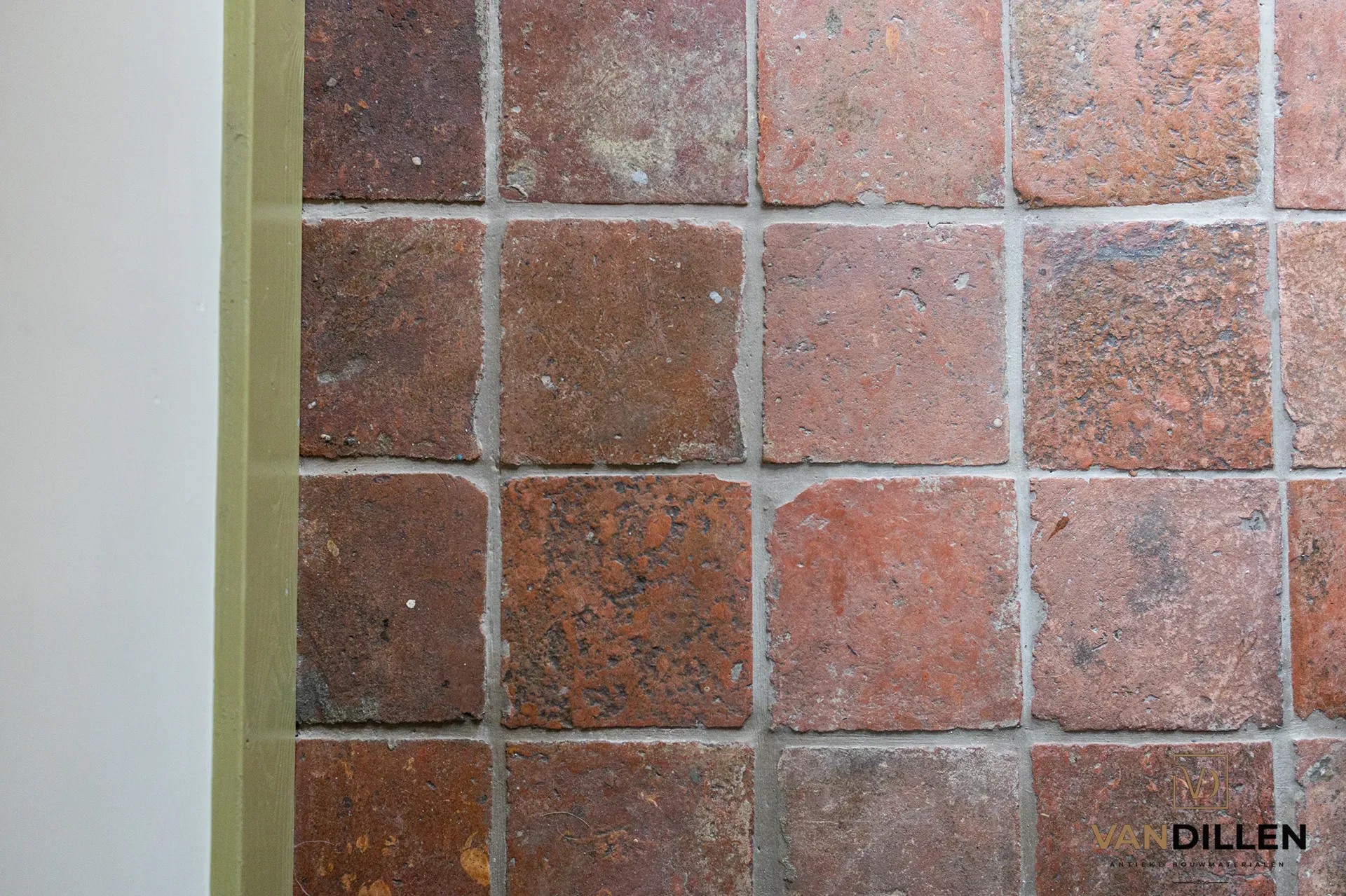 Alte franzosische Terrakottafliesen in landlichem Interieur in Middelstum