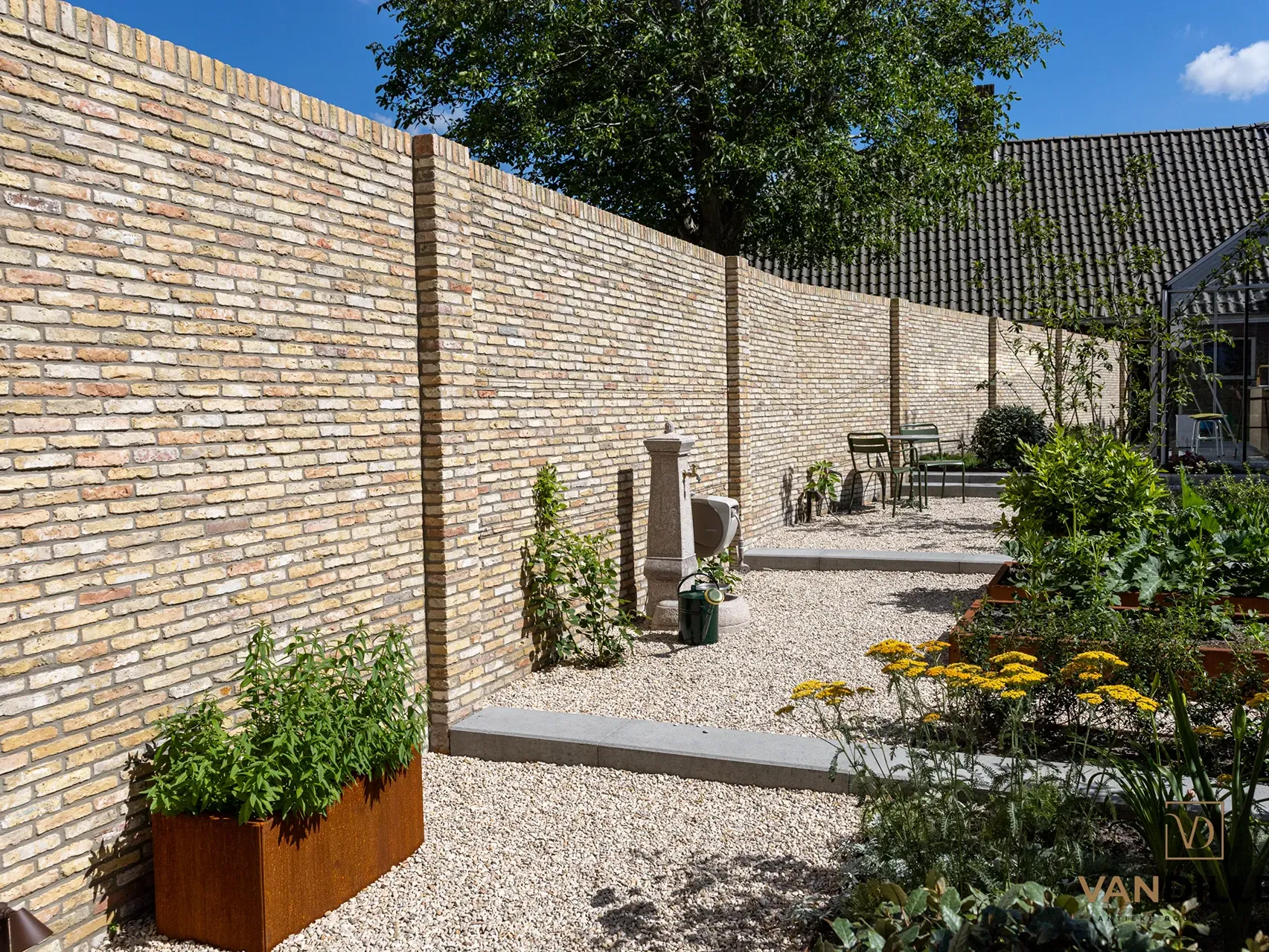 Alte friesische gelbe Ziegel im Kleinformat als stilvolle Gartenmauer in Friesland