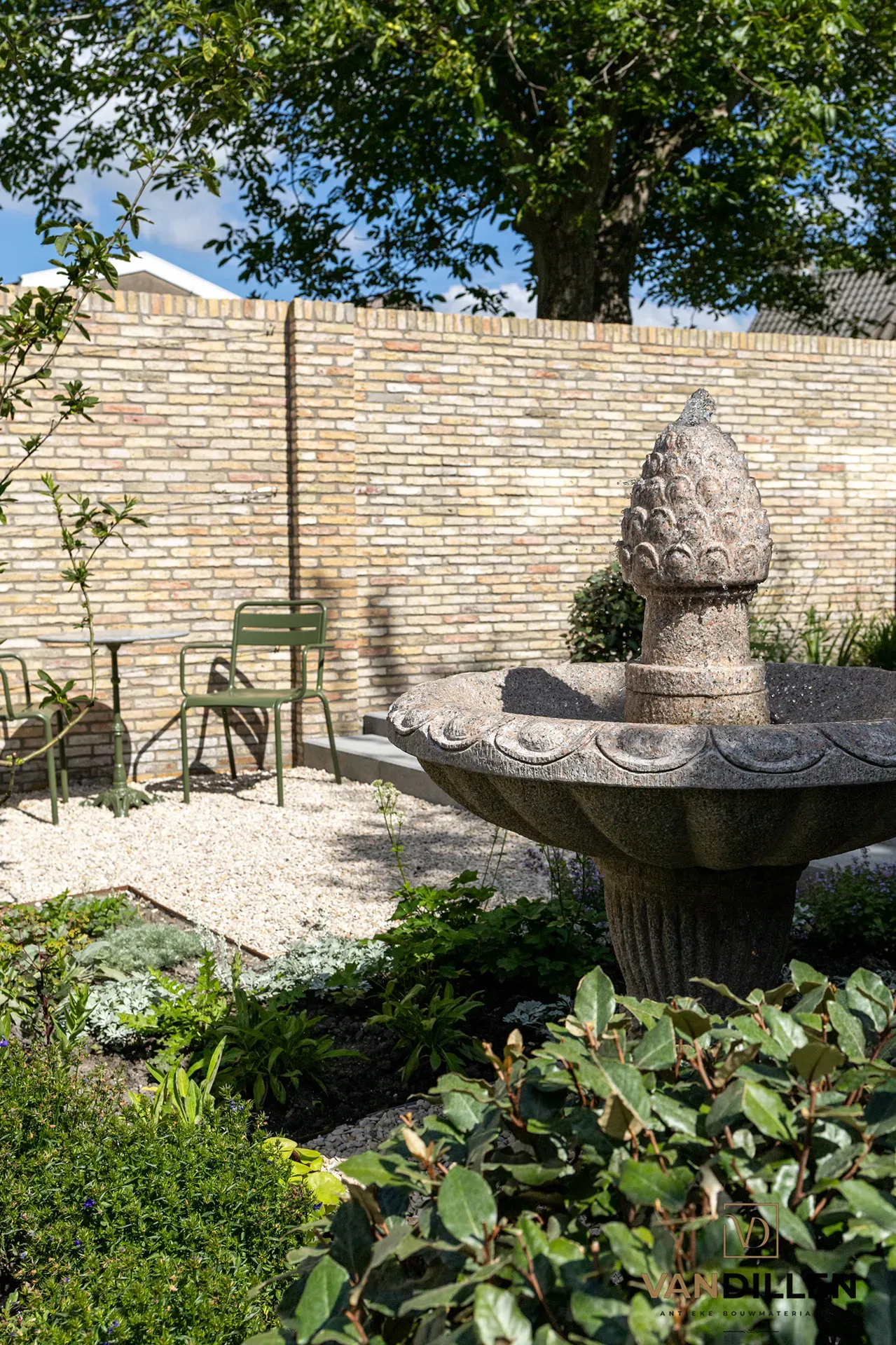 Alte friesische Geeltjes im Kleinformat als stilvolle Gartenmauer in Friesland