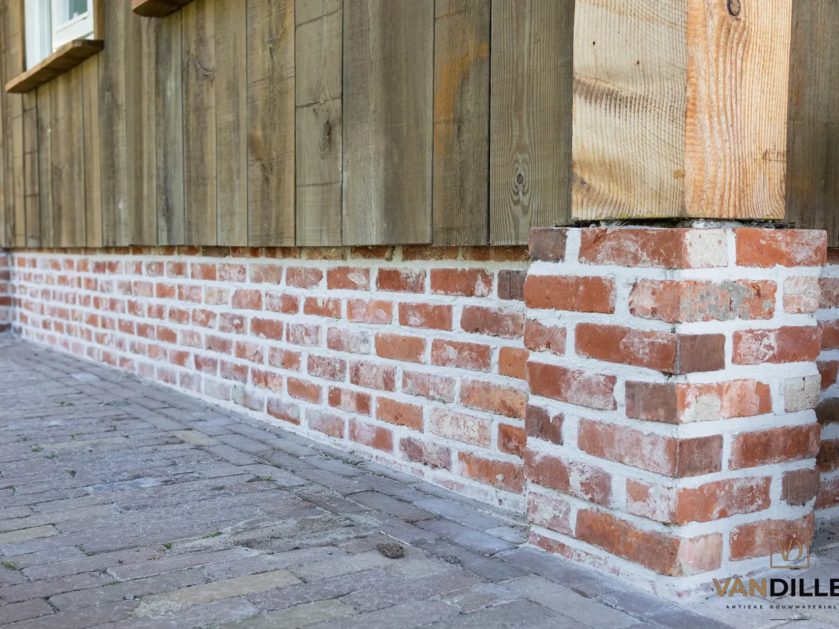 Alte rote Formbackziegel für einen Mauersockel