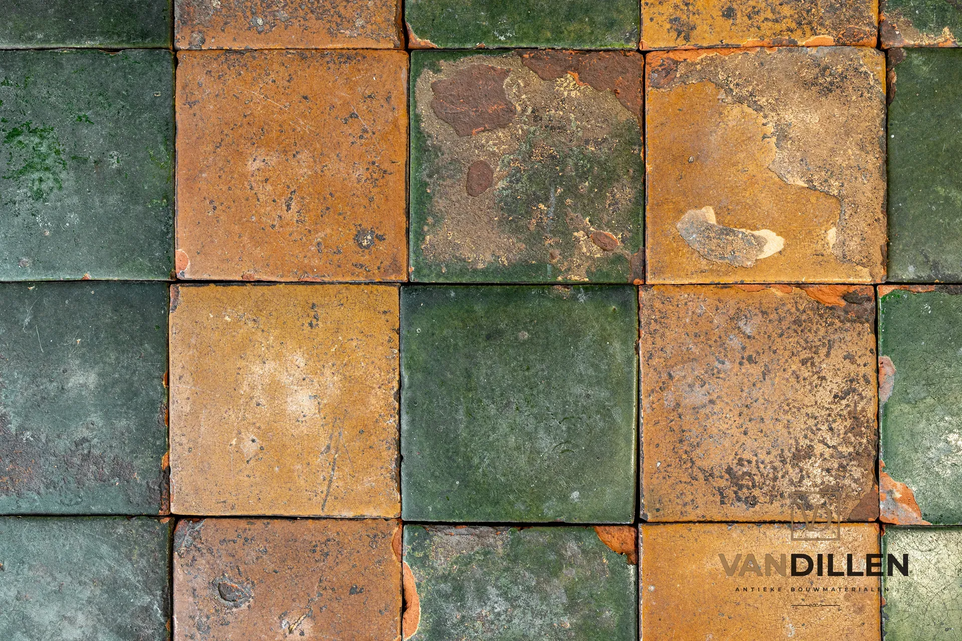 Carreaux anciens en terre cuite émaillée jaune