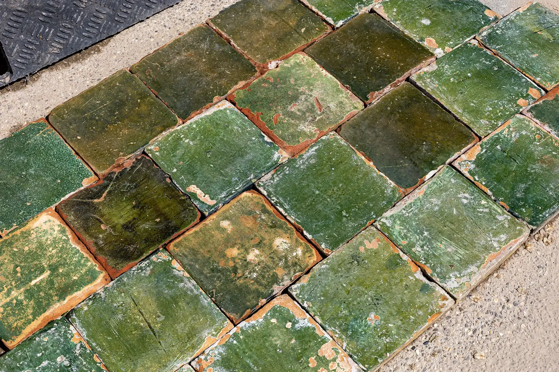 Antieke Groen Geglazuurde Plavuizen