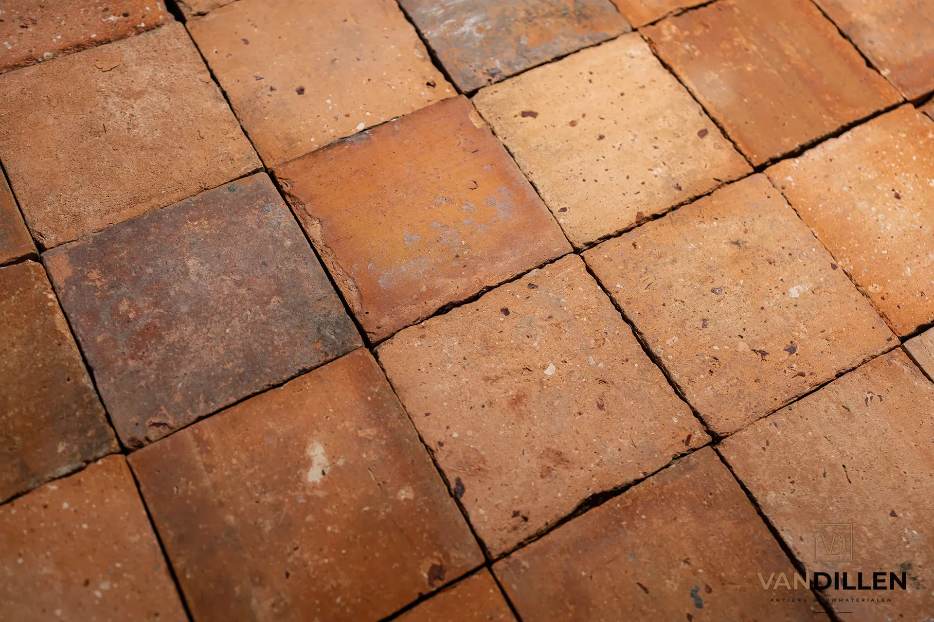 Carreaux anciens en terre cuite aux teintes claires