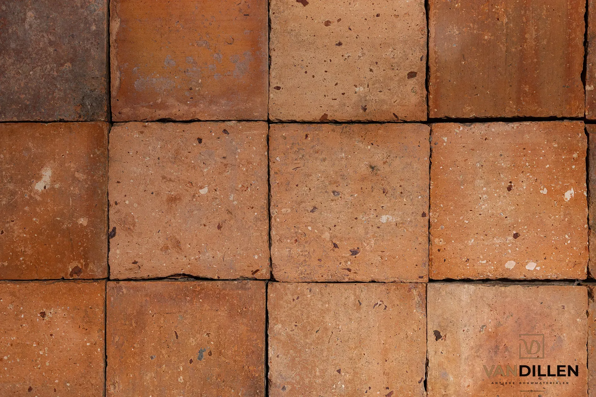 Carreaux anciens en terre cuite de France aux nuances saumon et jaunes