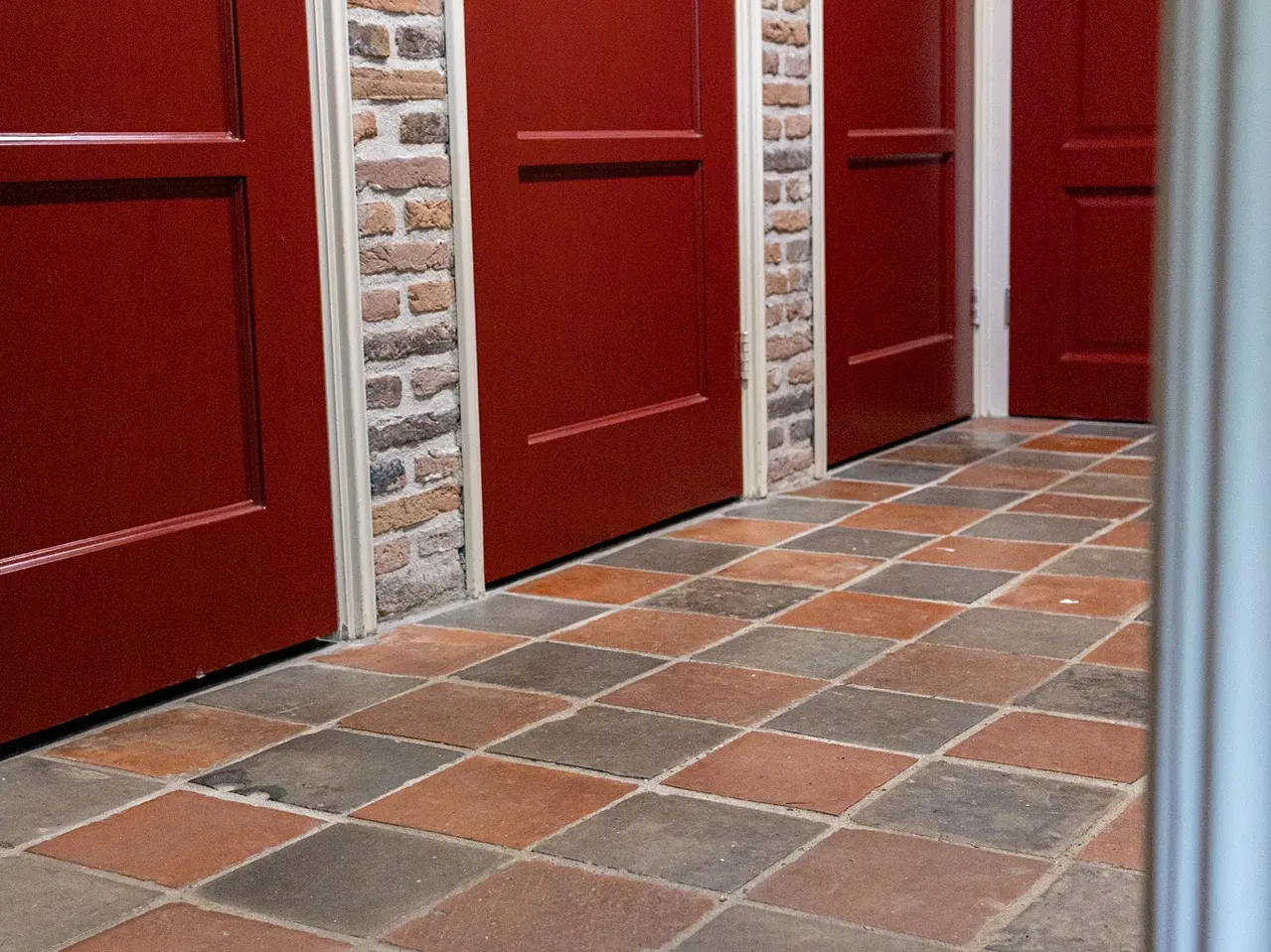 Carreaux de sol anciens posés dans un sol