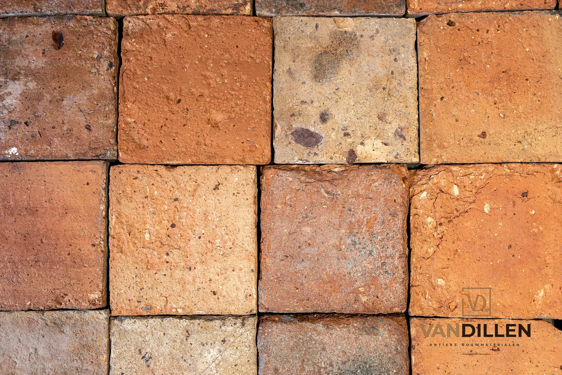Carreaux de sol anciens aux nuances claires