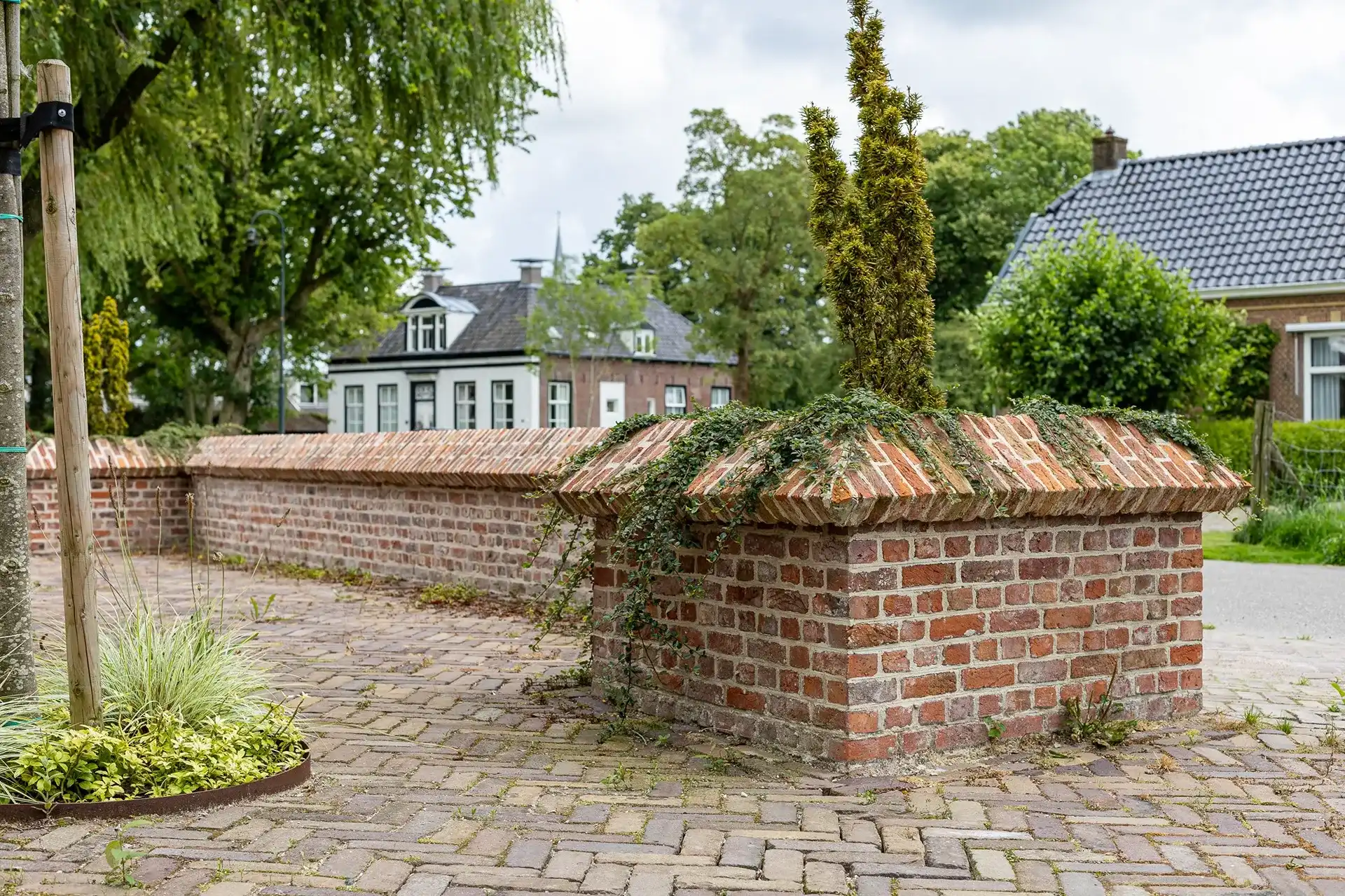 Antieke Rode Oranje Handvorm Steen
