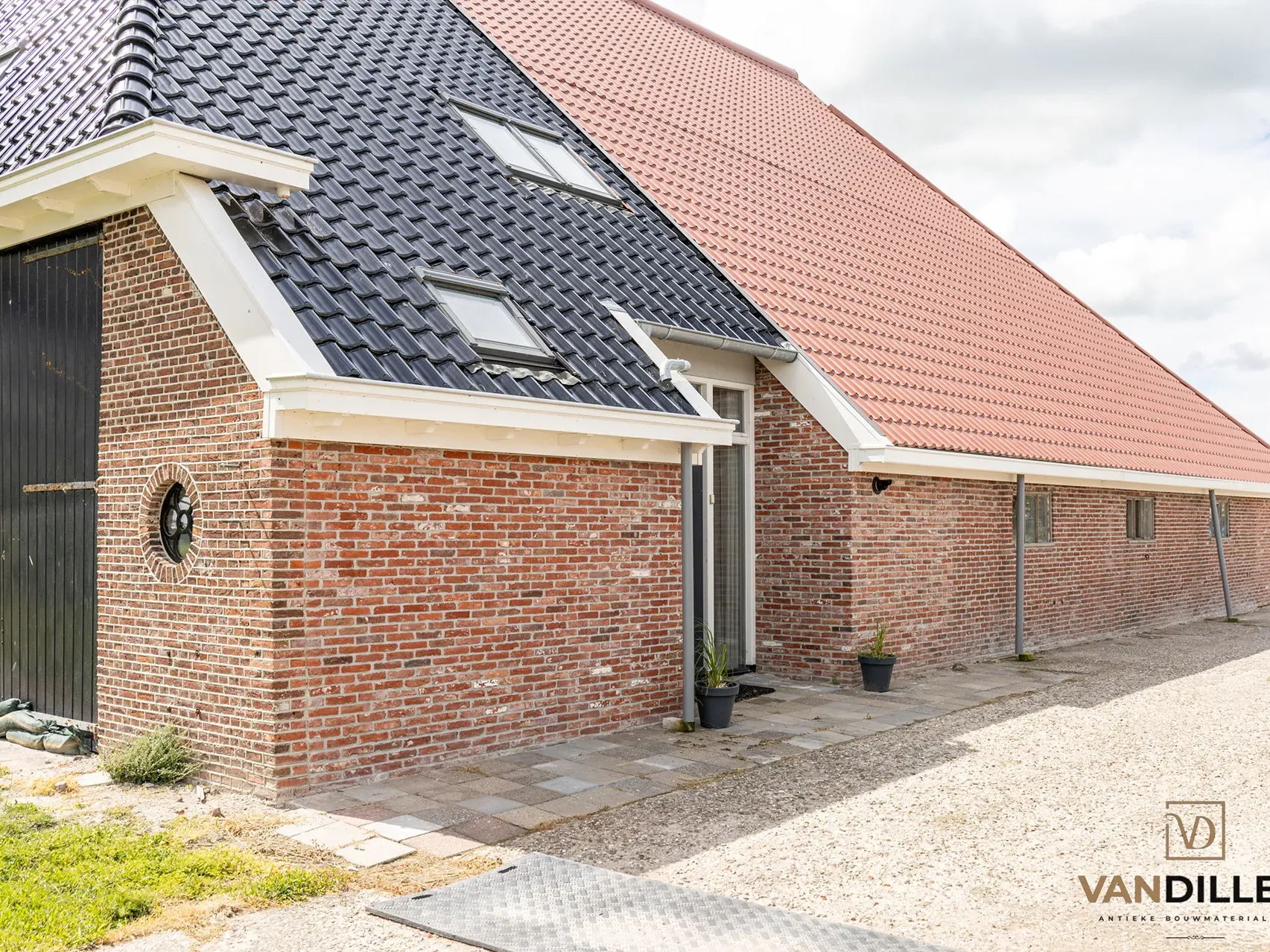 Authentische, von Mörtelresten gereinigte friesische Handformziegel in Nijland