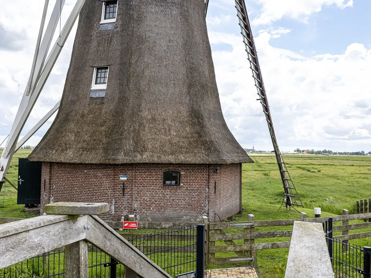 Gelbe Pflasterklinker an einer Mühle in Wergea