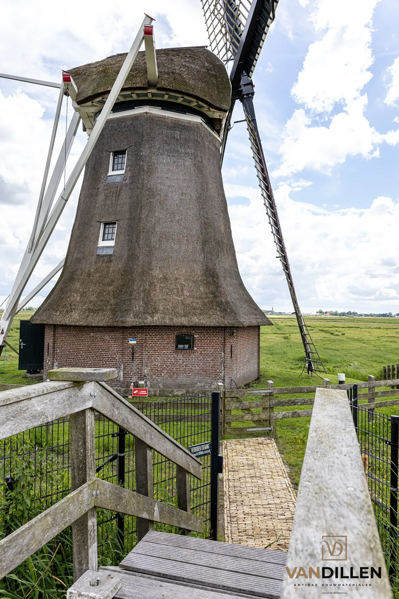 Bauern-Geeltjes bei einer Muehle in Wergea