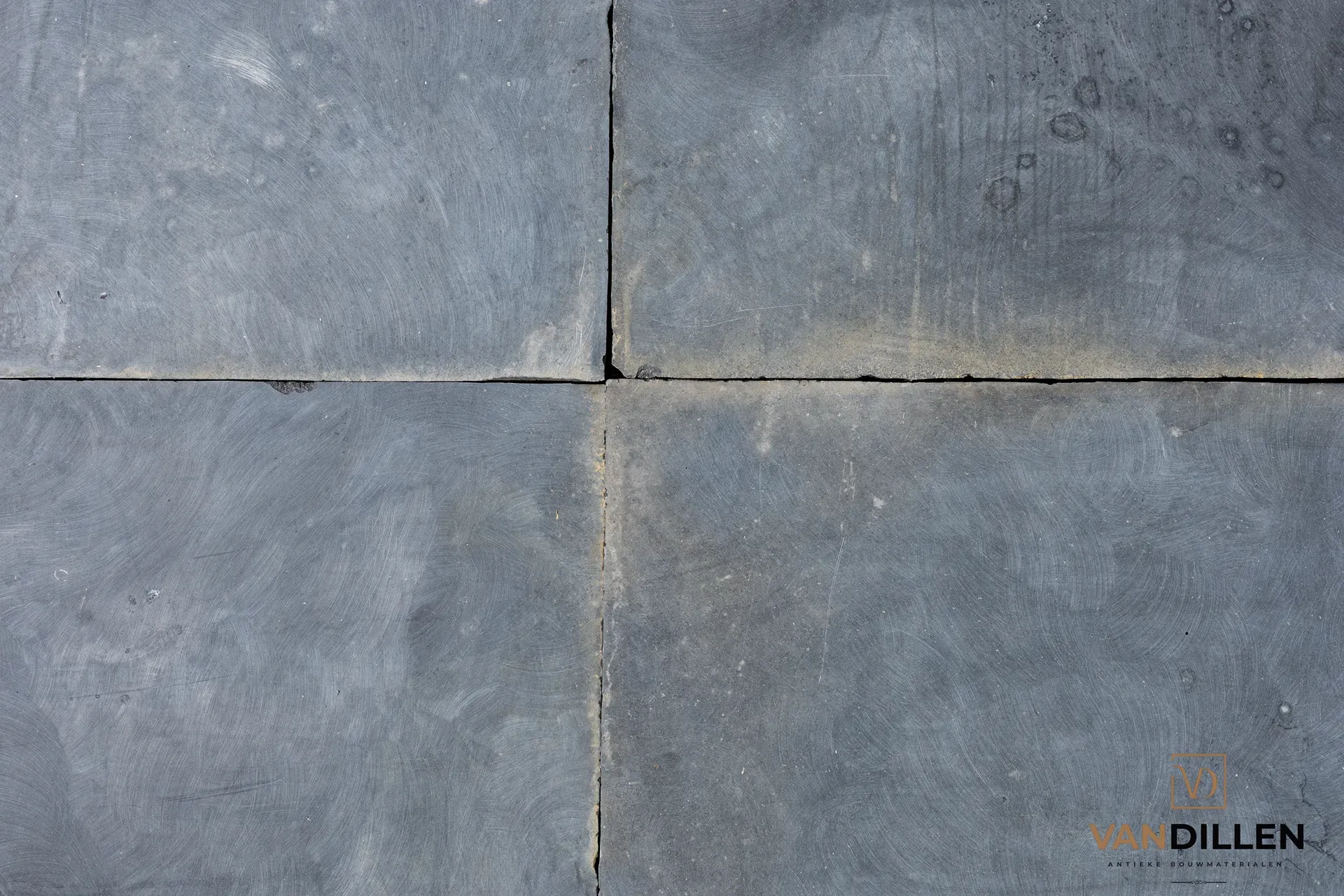 Blaugraue Kirchenplatten