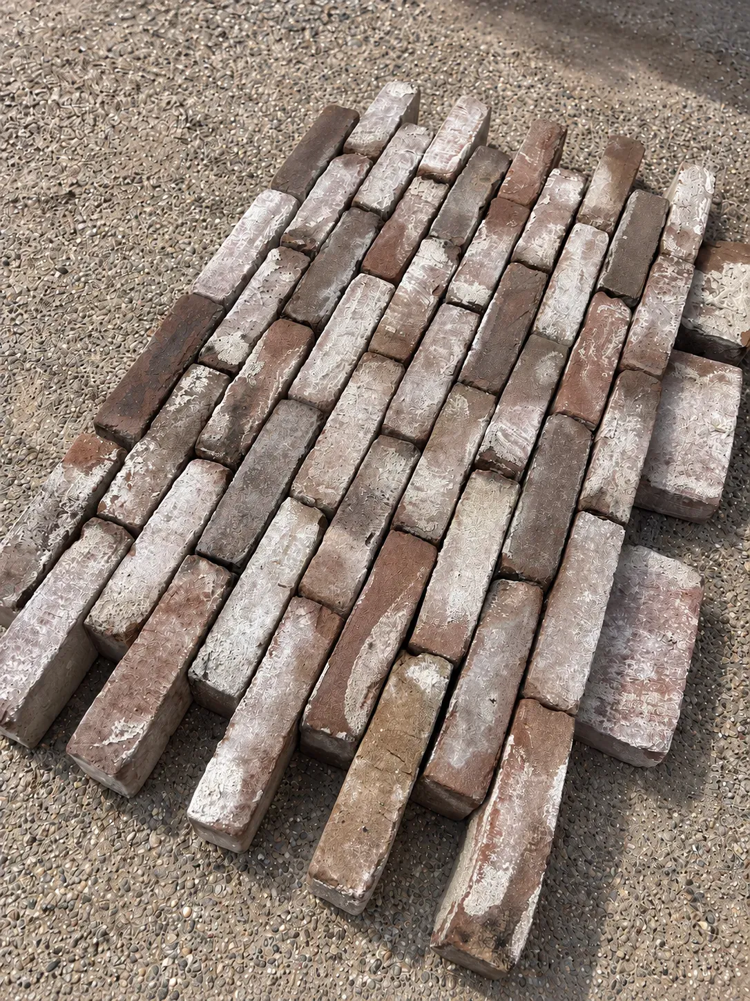 Brown-purple moulded bricks with lime tones, 22 x 5.5