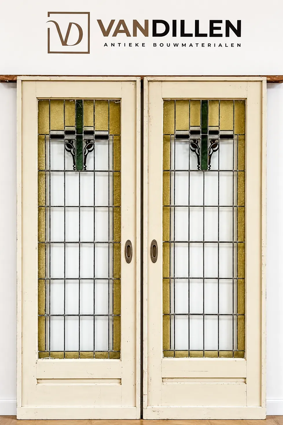N° 103, portes peintes crème avec vitraux jaune-vert et motif de taureau