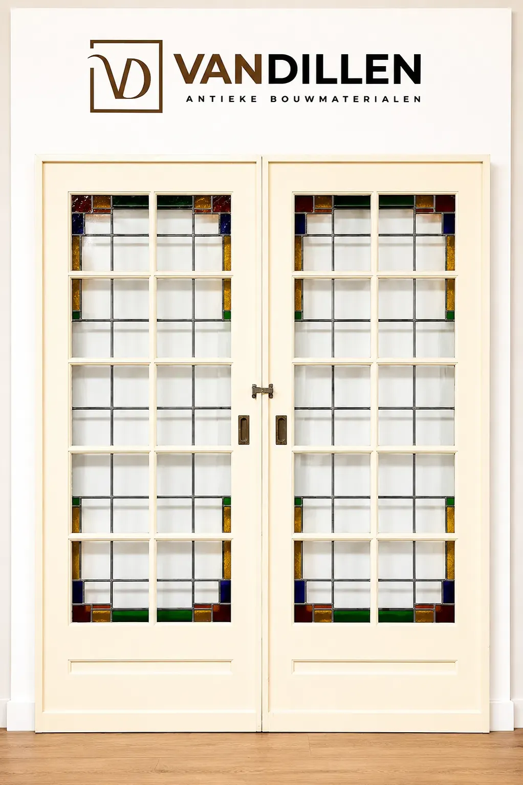 N° 110, portes de séparation intérieure peintes crème avec bordures en verre multicolore