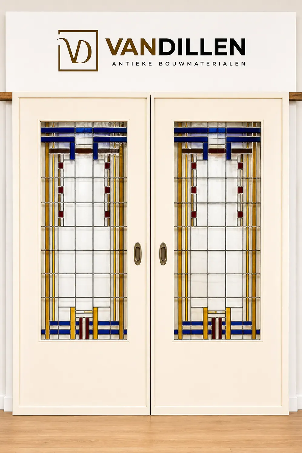 N° 91, portes coulissantes intérieures peintes crème avec vitraux géométriques bleus, jaunes et rouges