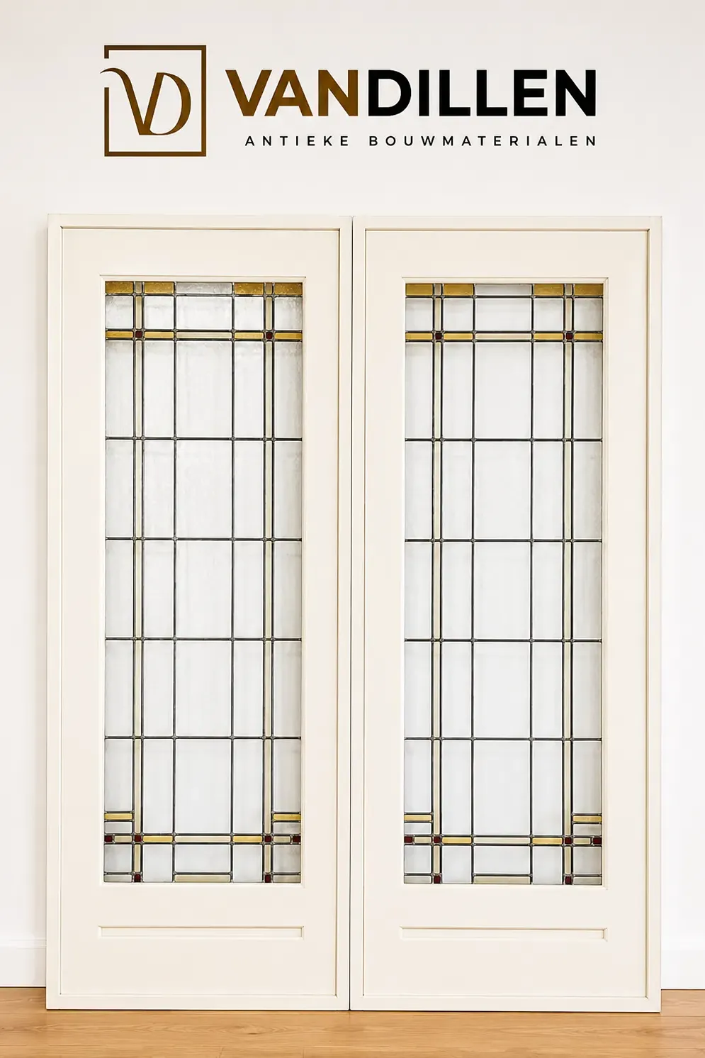 N° 95, portes intérieures peintes crème avec vitraux géométriques principalement clairs et détails ambrés et rouges