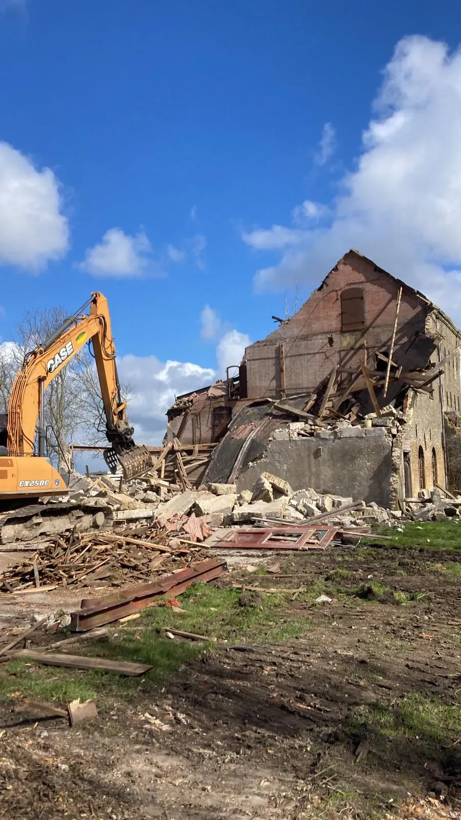 Démolition d'une vieille grange