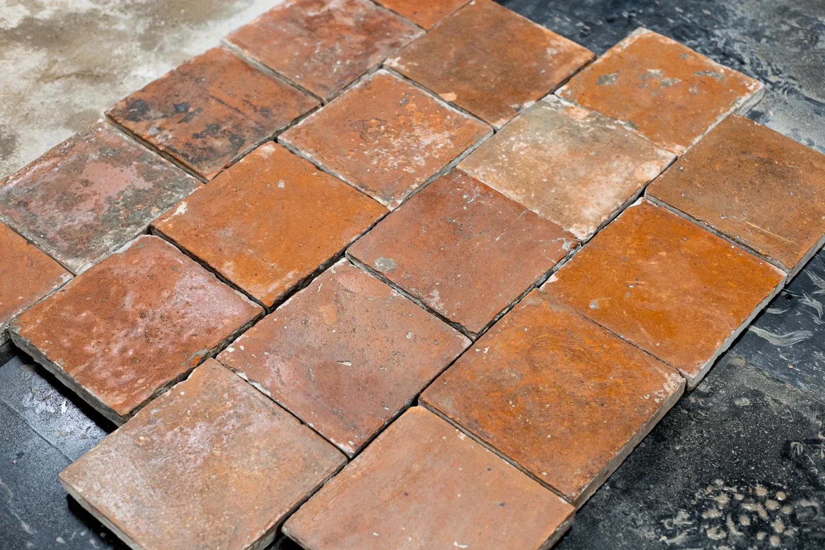 Enlever de vieux carreaux de sol: préserver la valeur des matériaux authentiques
